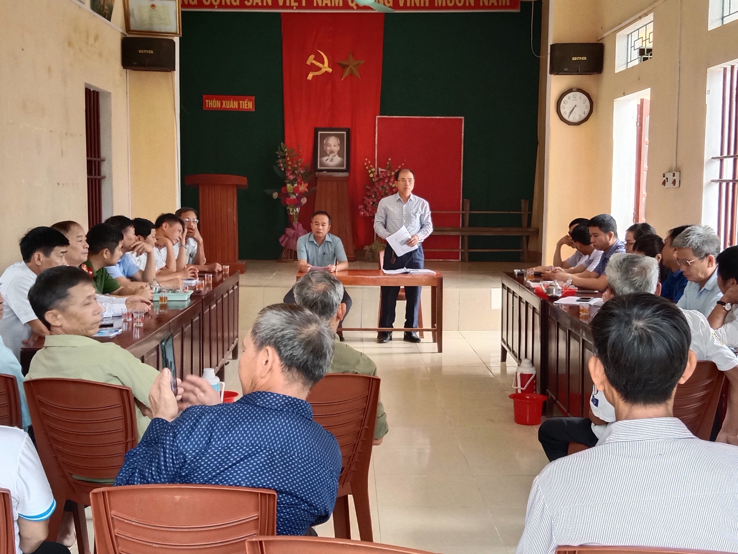 Ban chỉ đạo Chương trình các mục tiêu quốc gia (MTQG) xã tổ chức họp giao ban Ban xây dựng thôn NTM kiểu mẫu tại thôn Xuân Tiến, xã Quảng Long, huyện Quảng Xương, tỉnh Thanh Hoá.